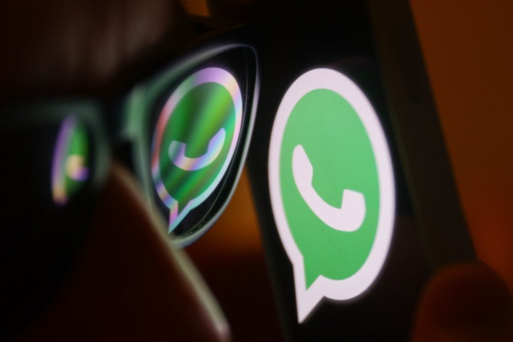 WhatsApp introduce una nuova funzione AI per riformulare e modificare il tono dei messaggi.