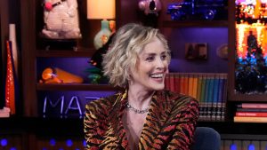 Sharon Stone sfoggia un elegante due pezzi che riporta in auge un pattern senza tempo.