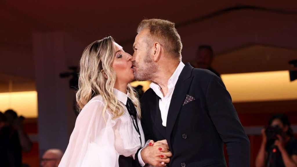 Marco Giallini e Giorgia Battisti: romantico amore a Venezia tra gondole e bellezze storiche.