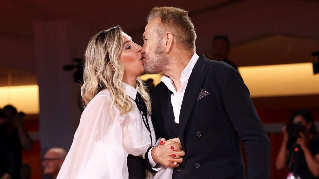 Marco Giallini e Giorgia Battisti: un red carpet indimenticabile tra glamour e passione.