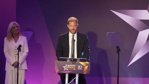 Il principe Harry a Londra per i prestigiosi WellChild Awards: emozioni e riconoscimenti.