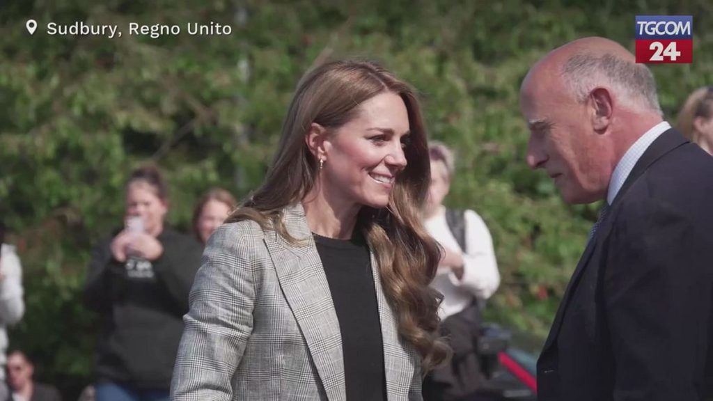 Kate Middleton acclamata durante la sua visita a una storica fabbrica di seta nel Regno Unito.