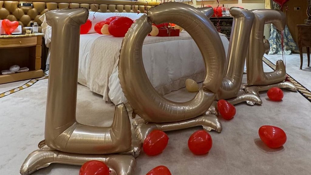 Francesco Totti celebra il terzo anniversario con Noemi Bocchi: una sorpresa indimenticabile.