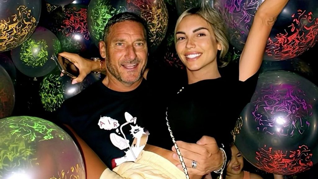 Totti e Noemi: anniversario sospetto, la data rivela dettagli inaspettati sulla loro relazione.