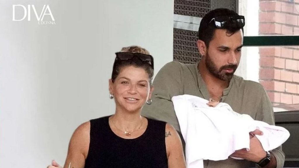 Alessandra Amoroso con Penelope: dolci istanti dopo il parto che emozionano tutti.