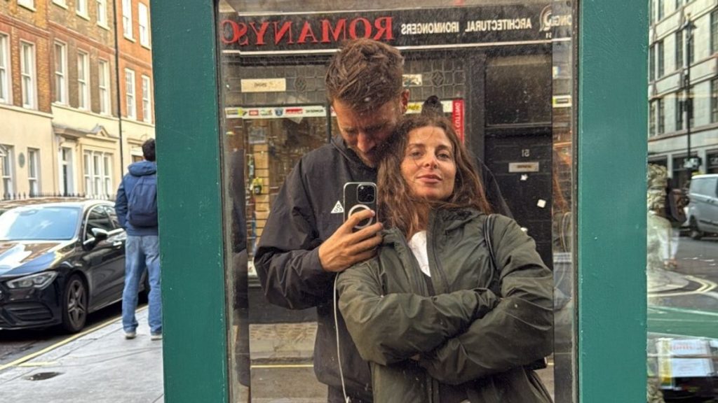 Nicolò De Devitiis presenta la nuova fidanzata: dolci momenti sui social insieme.