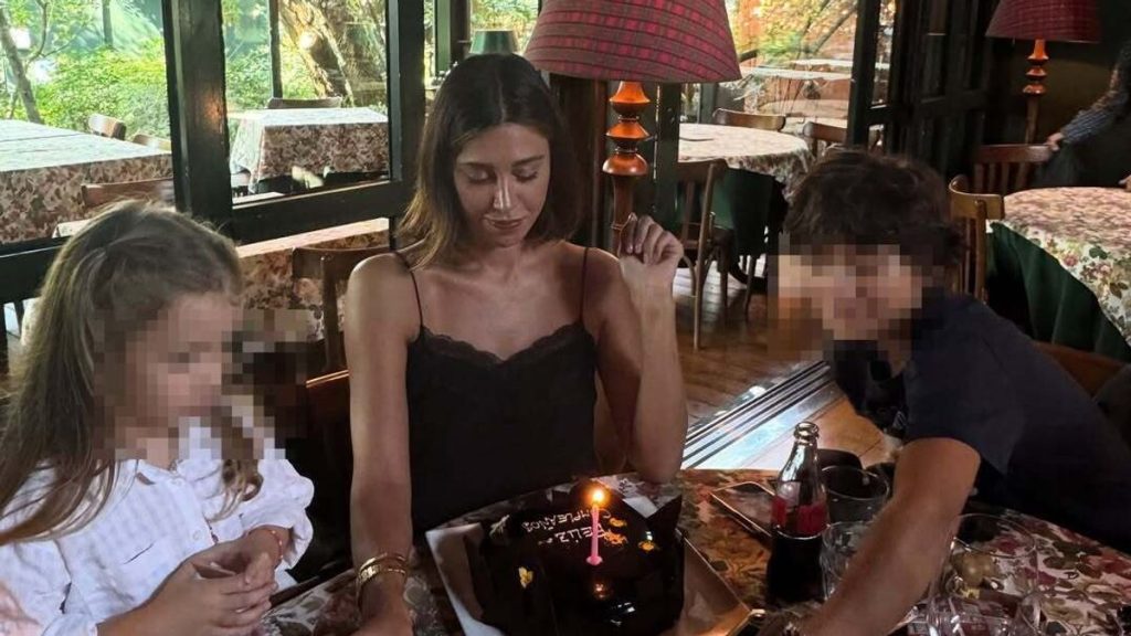 Cecilia regala a Belen il regalo più prezioso: amore e affetto incondizionati.