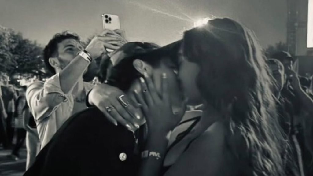 Antonia Nocca e Senza Cri ufficializzano il loro amore con un bacio romantico.