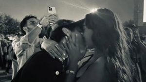 Antonia Nocca e Senza Cri ufficializzano il loro amore con un bacio romantico.