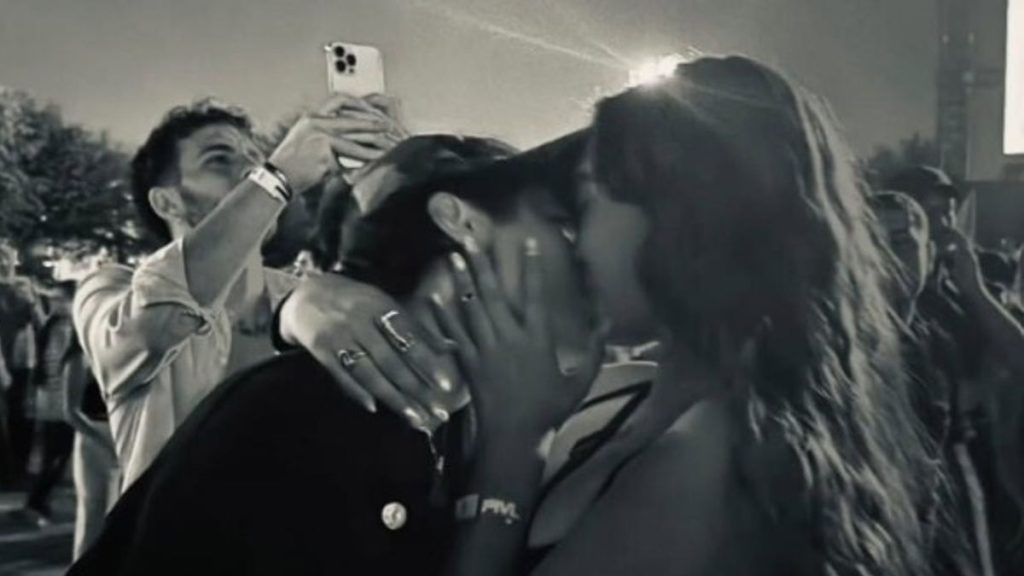 Antonia Nocca e Senza Cri ufficializzano la loro storia d’amore con un dolce bacio.