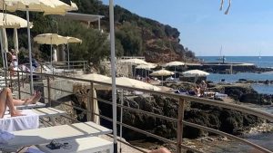 Elena Sofia Ricci incanta in bikini: immagini mozzafiato sui social che lasciano senza fiato.