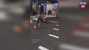 Elisabetta Canalis: forma straordinaria e spirito sportivo in palestra, esempio di dedizione e grinta.