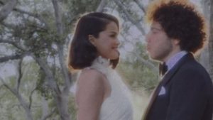 Selena Gomez e Benny Blanco si sono sposati a Los Angeles in una cerimonia intima.