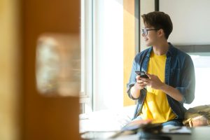 Giovani italiani: scolarità in calo, seguono influencer e bellezza online. Come affrontano la scuola?