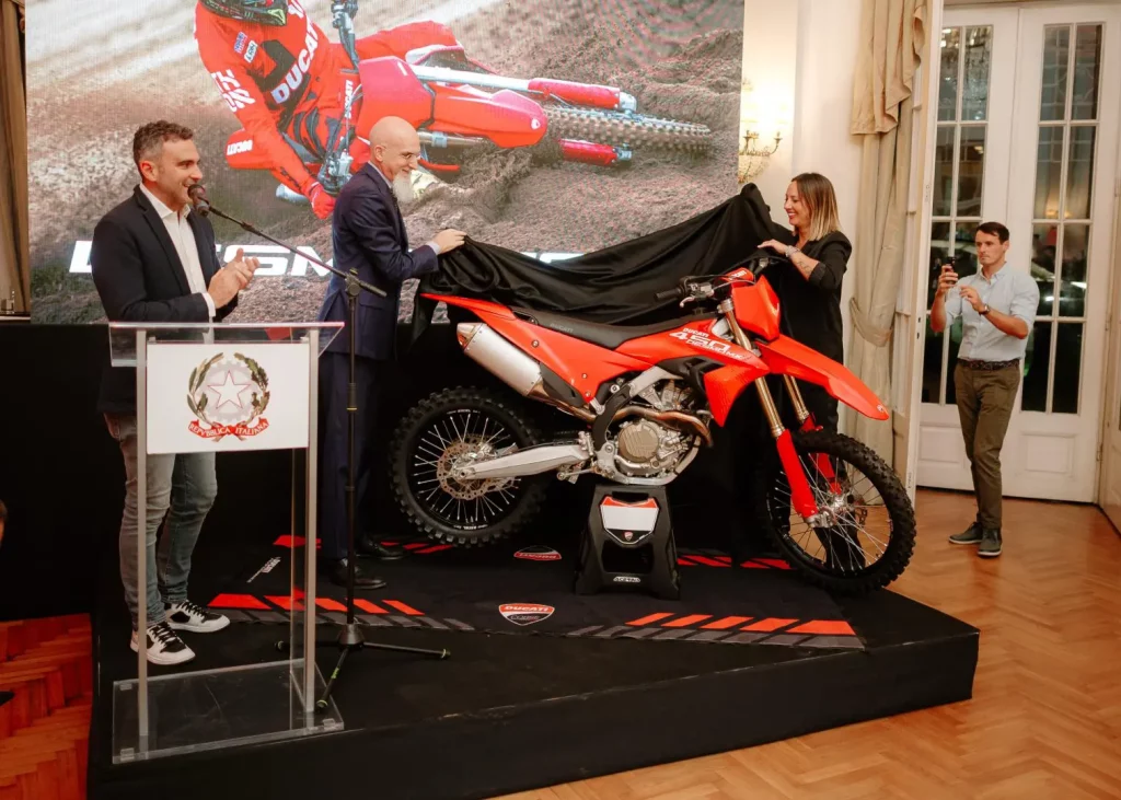 Ducati Desmo MX450: la nuova moto svelata in Serbia dall’Ambasciatore Luca Gori.