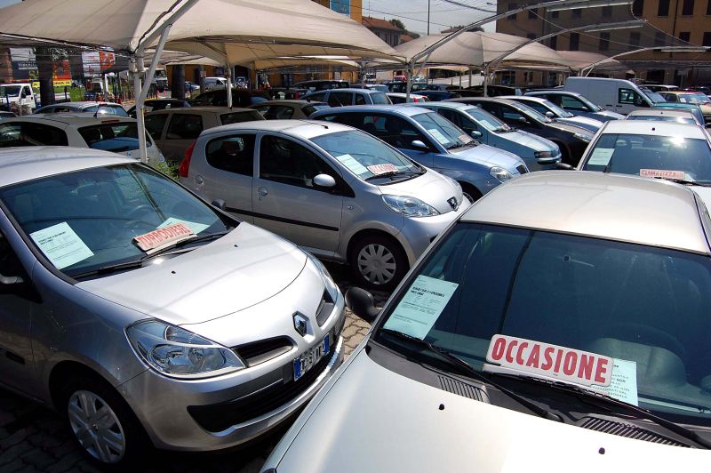 Mercato veicoli usati in Italia: leggera flessione ad agosto secondo Aci.