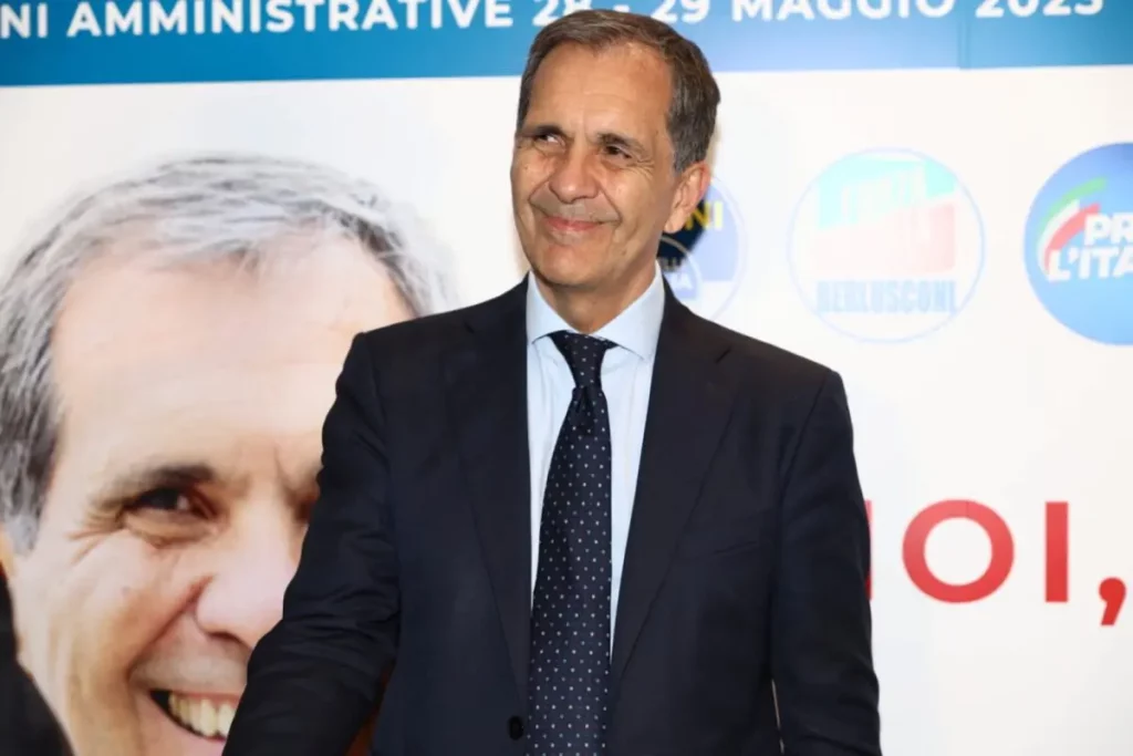 Torta di compleanno a Catania: il volto del sindaco Trantino “infilzato” da una spada!