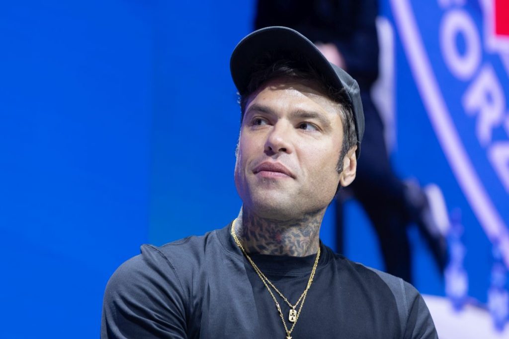 Sinner attaccato da Fedez: social in fermento per il dibattito acceso.