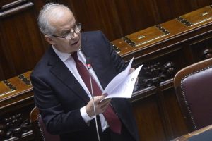 Piantedosi: il taser è essenziale per la sicurezza delle forze dell’ordine.