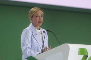 Meloni a Firenze: la sinistra è più fondamentalista di Hamas, denuncia la leader.