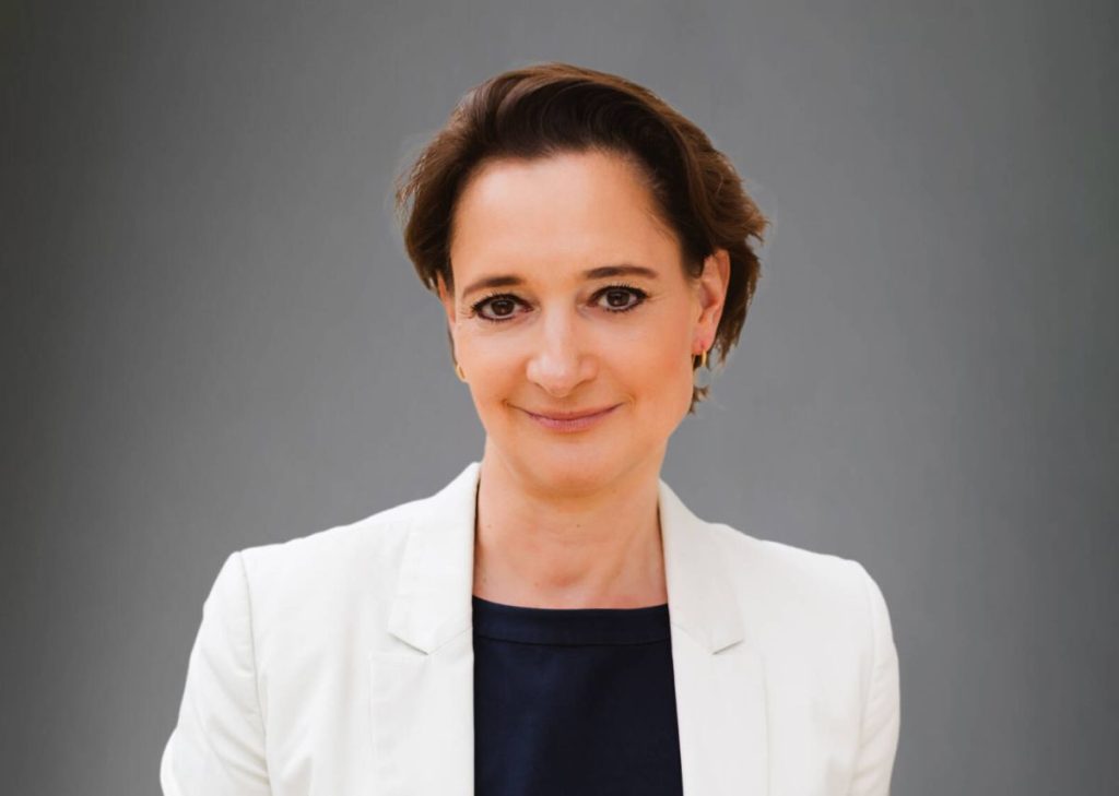 Katrin Adt è la nuova CEO di Dacia, pronta a guidare l’innovazione del marchio.