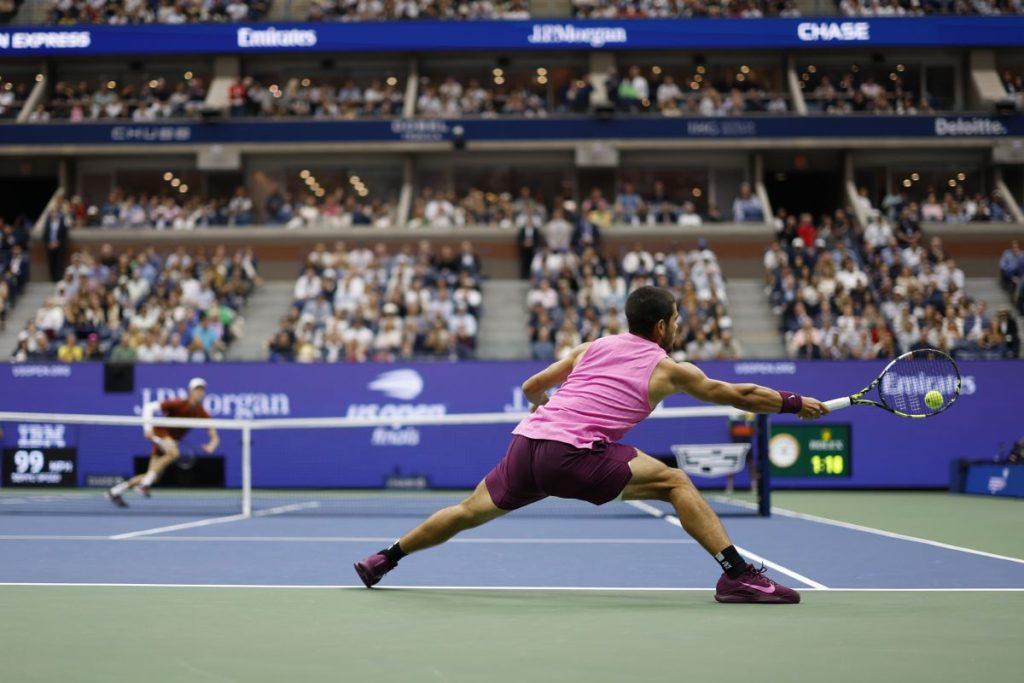 Alcaraz trionfa agli US Open, supera Sinner e conquista la vetta ATP.