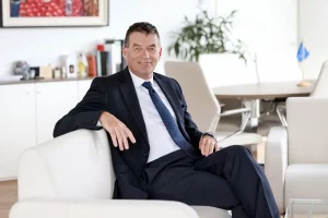 Tony Murphy riconfermato presidente della Corte dei Conti europea: focus su trasparenza e responsabilità.