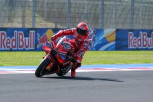 Marquez trionfa nelle prove di Misano, seguito da tre velocisti italiani sul podio.