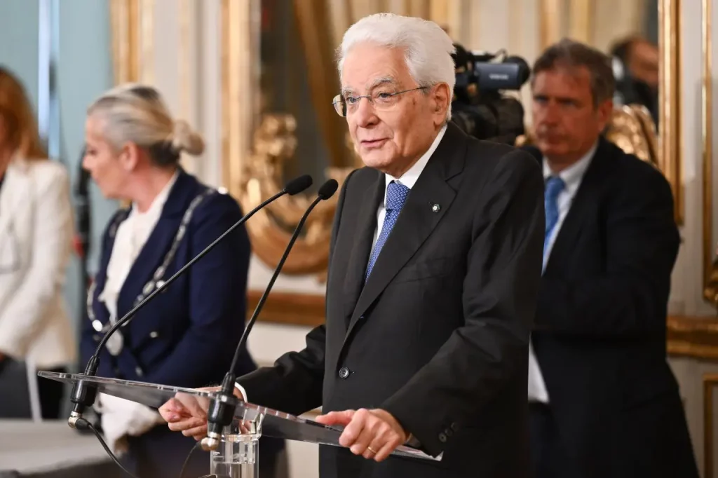 Mattarella avverte: il mondo è su un crinale pericoloso, serve riprendere il dialogo.