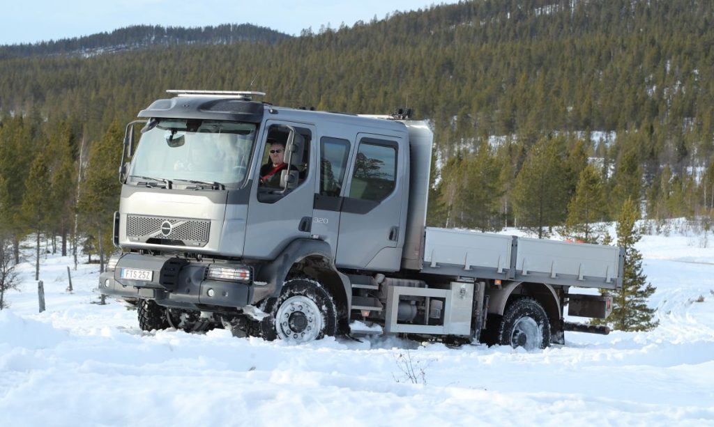 Volvo FL 4×4: Il Nuovo Camion Compatto per Prestazioni Fuoristrada Un'Aggiunta Robusta alla Gamma di...