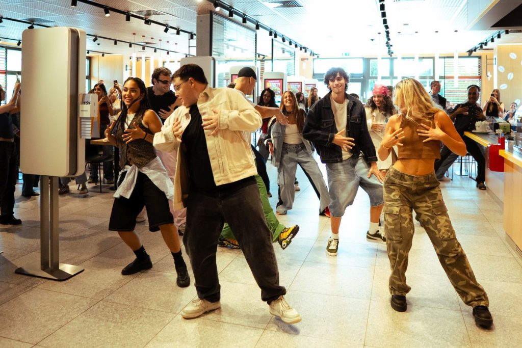 McDonald’s lancia la ‘Salvaeuro Wallet Dance’ nei suoi ristoranti italiani per unire e divertire.