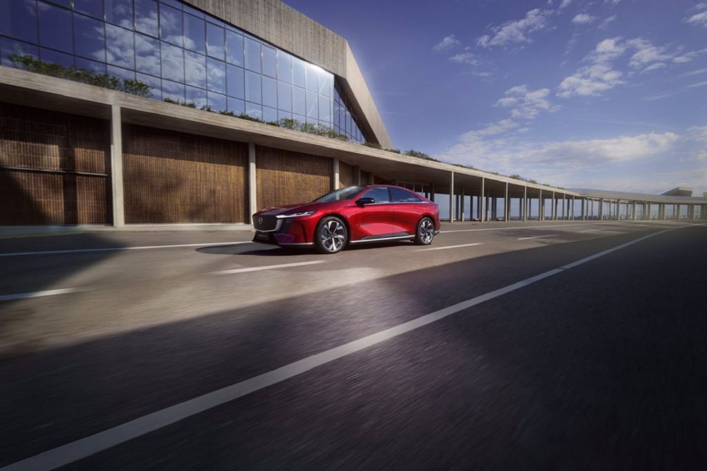 Mazda6e debuts al Salone dell’Auto di Torino: innovazione e stile per il futuro.