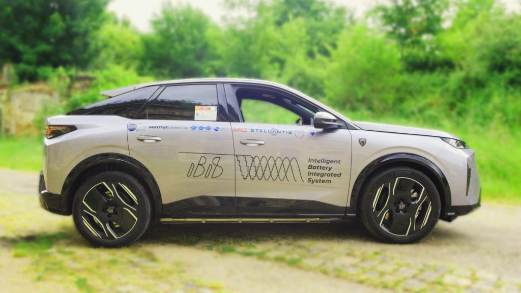 Stellantis inizia i test su prototipo di veicolo con batterie intelligenti avanzate.