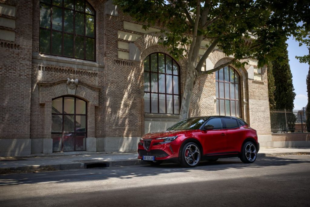 Nuova Alfa Romeo Junior MY26: design rinnovato e opzioni di personalizzazione esclusive disponibili.