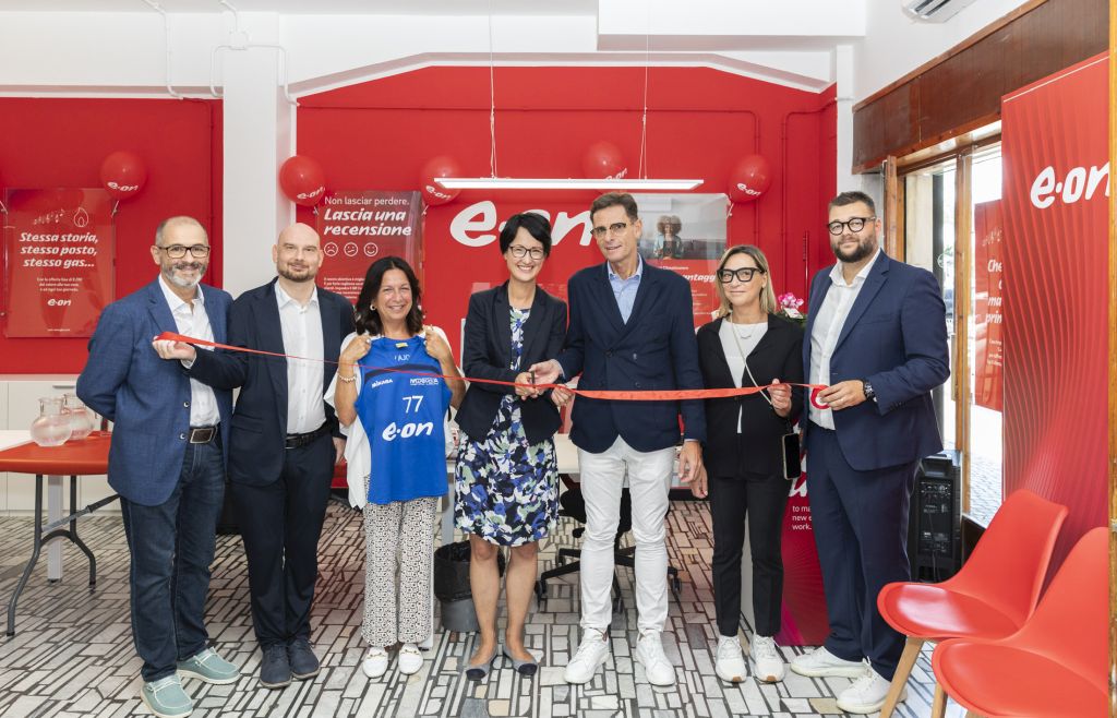 E.ON apre un nuovo punto a Pietra Ligure e promuove spiagge pulite a Savona.