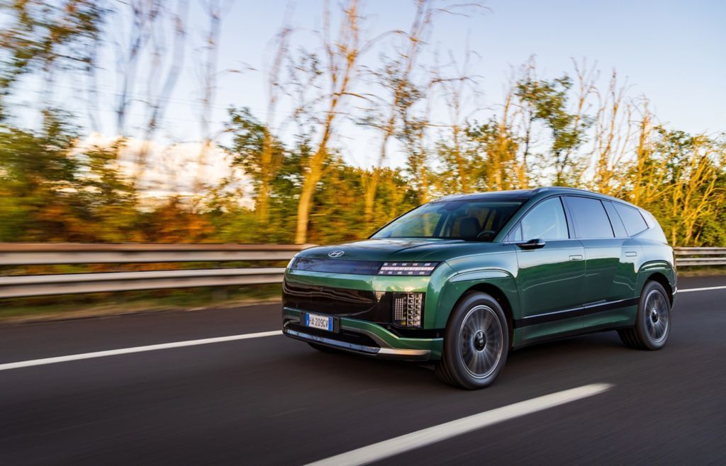 Hyundai lancia l’innovativa Lounge EV IONIQ 9: un nuovo standard per la mobilità elettrica in Italia.
