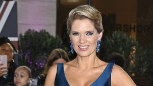 Aggiungi vivacità all’autunno: il vestito blu royal di Charlotte Hawkins è l’ispirazione perfetta!