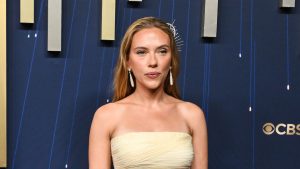 Scarlett Johansson brilla in un abito giallo burroso agli Emmy, tendenza che continua a dominare.