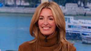 Cat Deeley’s caldo maglione color caramello: l’accogliente must-have per l’autunno.
