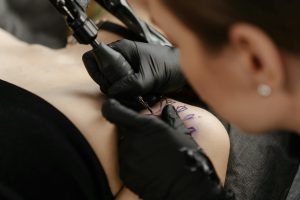 Tatuaggi e trucco permanente: differenze nell’inchiostro e cosmesi da conoscere.