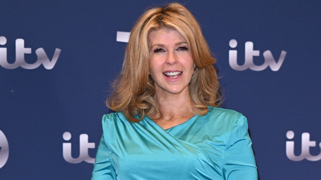 Kate Garraway incarna l’eleganza autunnale con un tocco pastello: blusa azzurra e pantaloni bianchi.