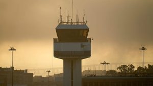 Ciclone Gabrielle in arrivo: voli cancellati a Porto e Lisbona, viaggiatori avvisati.