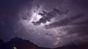 Tempeste Secche: Fenomeni Meteorologici Sottovalutati Immaginate una tempesta maestosa...