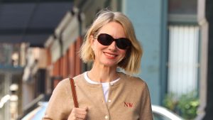 Naomi Watts sfoggia un cardigan in cashmere, il must-have sofisticato per l’autunno.