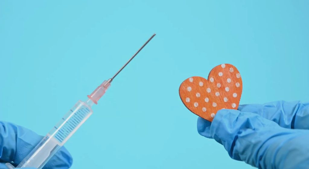 Studio rivela come il vaccino riduce infarti e ictus significativamente.