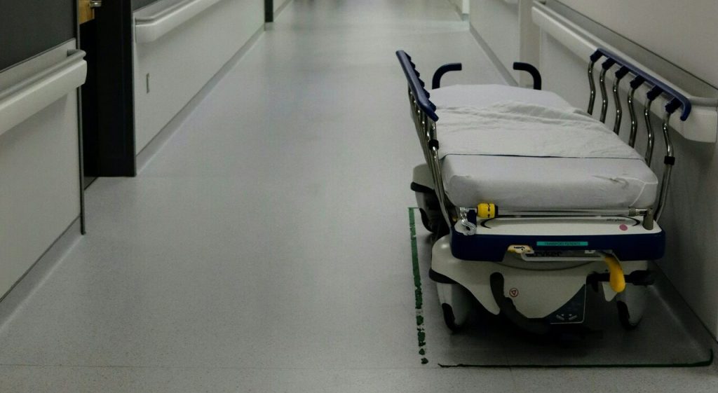 Tragedia a Vieste: uomo muore dopo attesa di un’ora in ospedale per presunta non gravità.