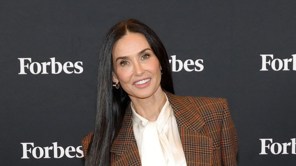 Demi Moore: la giacca a quadri che trasforma il tuo guardaroba autunnale in un must-have.