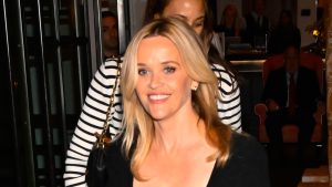 Reese Witherspoon reinventa il look jeans e top con il suo stile glamour unico.