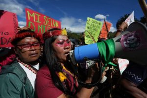 Indigeni contro l’espansione petrolifera di 47 miliardi in Amazzonia: danni e proteste imminenti.