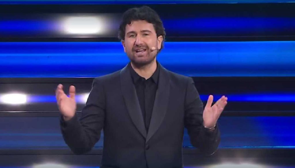 Alessandro Siani presenta “Off line” su NOVE: accendi la vita spegnendo il telefono!